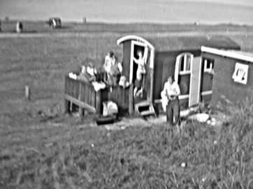 VED STRANDEN 18 - LYSTRUP STRAND, Familien ved den gamle cirkusvogn i starten af 50'erne.jpg VED STRANDEN 18 - LYSTRUP STRAND, Familien ved den gamle cirkusvogn i starten af 50'erne.jpg
